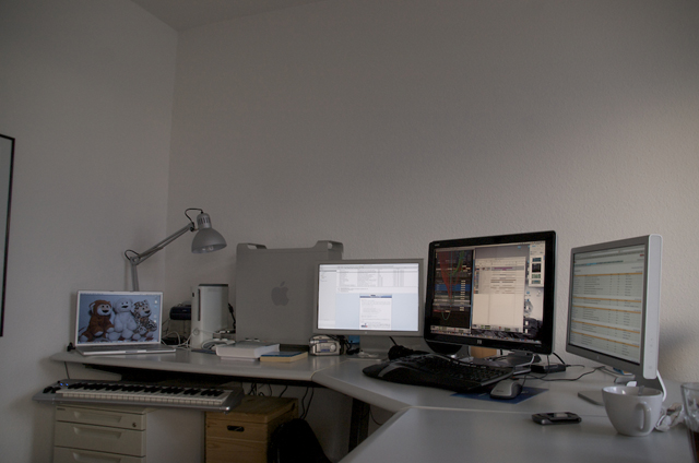 17-inch PowerBook G4, Xbox 360 and a Mac Pro with three displays.